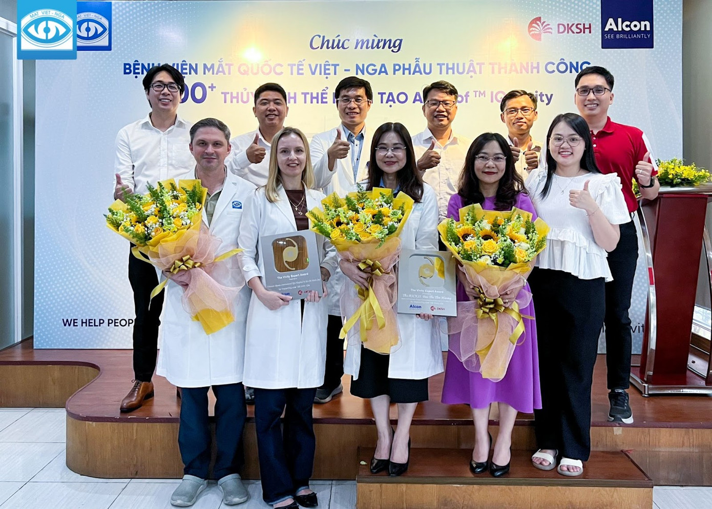 Đại diện Tập đoàn Alcon và Đội ngũ Bác sĩ Bệnh viện Mắt Quốc tế Việt - Nga chụp ảnh lưu niệm trong buổi Lễ trao giải Vivity Award Đại diện Tập đoàn Alcon và Đội ngũ Bác sĩ Bệnh viện Mắt Quốc tế Việt - Nga chụp ảnh lưu niệm trong buổi Lễ trao giải Vivity Award