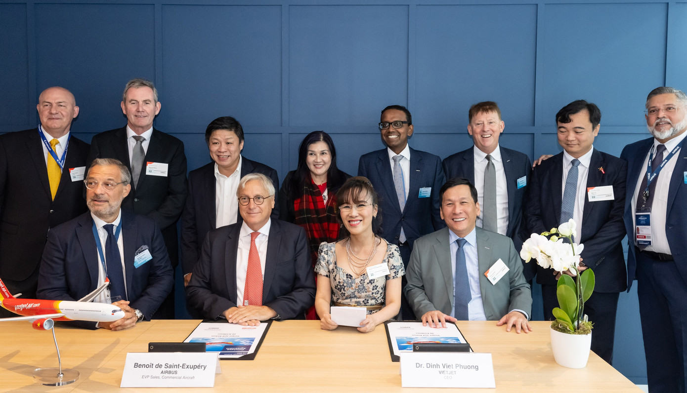 Tiến sĩ Nguyễn Thị Phương Thảo, Chủ tịch HĐQT Vietjet (giữa, bên phải) và ông Christian Scherer, Tổng Giám đốc của Airbus (giữa, bên trái) cùng các lãnh đạo cấp cao hai bên chứng kiến Lễ ký kết hợp đồng đặt mua 20 máy bay thân rộng thế hệ mới A330neo