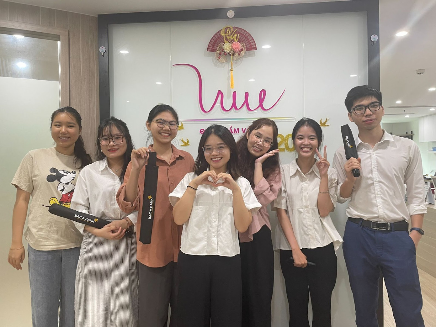 Sinh viên tìm hiểu môi trường làm việc của tổ chức phi lợi nhuận tại Quỹ Vì Tầm Vóc Việt