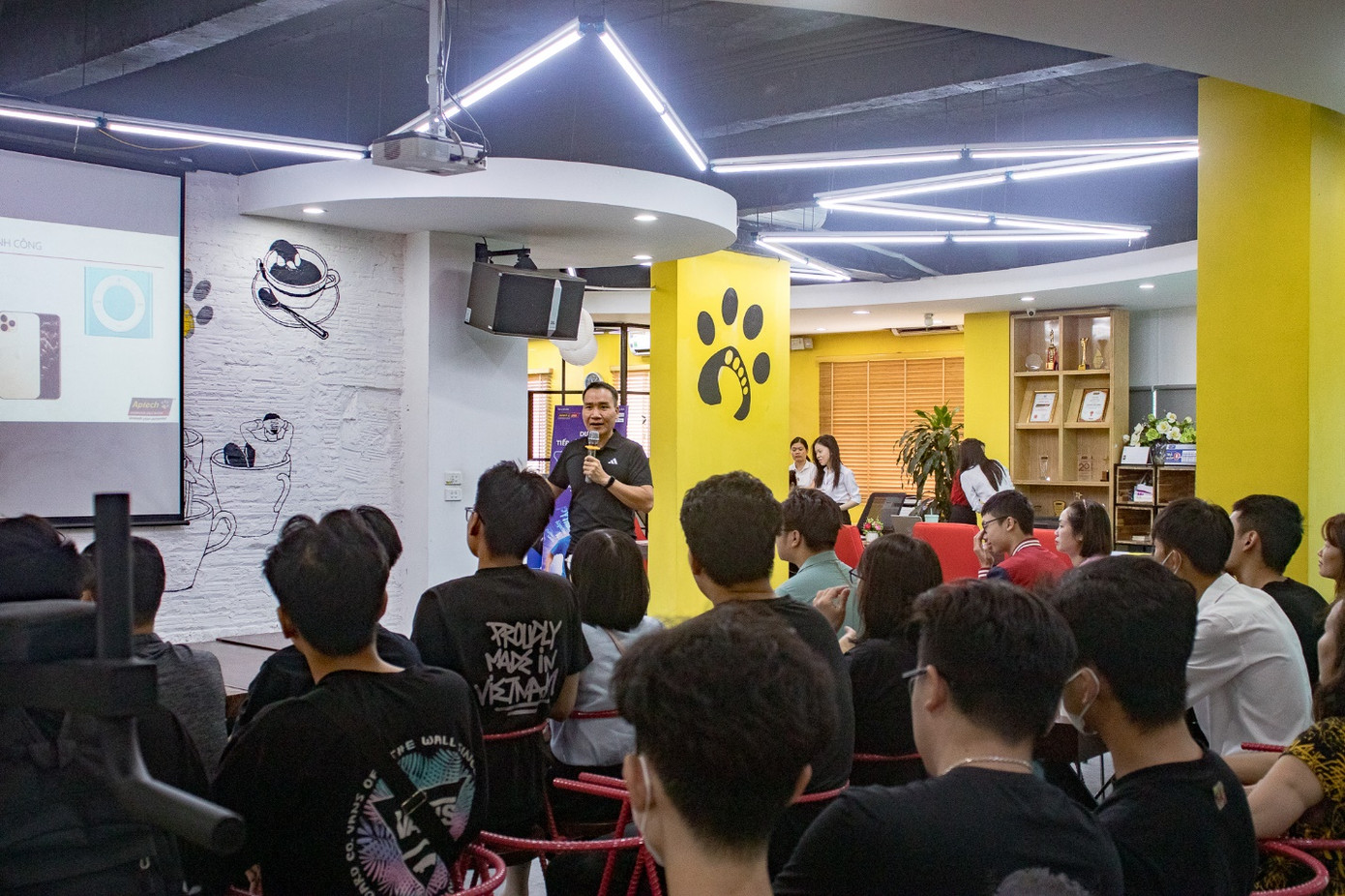 Đông đảo phụ huynh và học sinh vừa tốt nghiệp lớp 12 lắng nghe tư vấn học ngành CNTT.