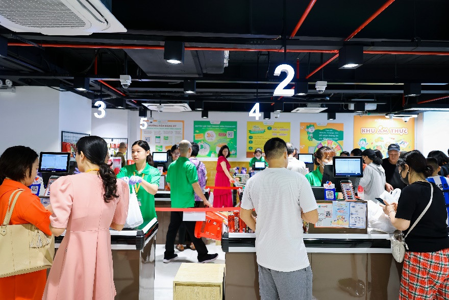 Không gian siêu thị bố trí nhiều quầy thu ngân và khu ẩm thực tiện nghi để phục vụ khách hàng chu đáo. Không gian siêu thị bố trí nhiều quầy thu ngân và khu ẩm thực tiện nghi để phục vụ khách hàng chu đáo.