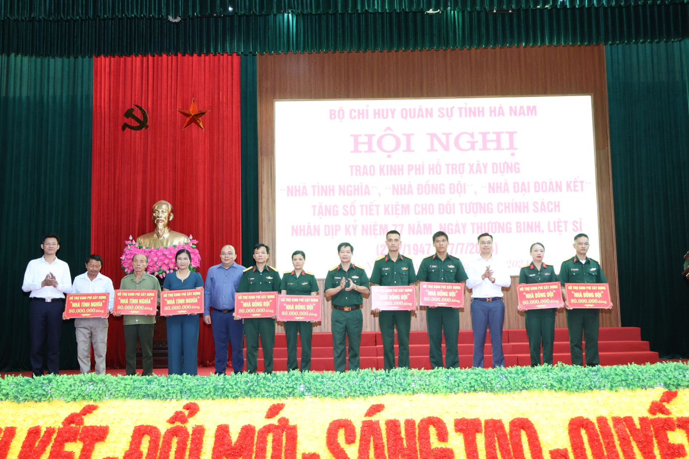 Đại diện lãnh đạo Xi Măng Xuân Thành (Đứng thứ 3 từ phải sang trái) trao tặng kinh phí hỗ trợ xây dựng “ Nhà tình nghĩa”, “Nhà đồng đội” cho các quân nhân và và gia đình chính sách Đại diện lãnh đạo Xi Măng Xuân Thành (Đứng thứ 3 từ phải sang trái) trao tặng kinh phí hỗ trợ xây dựng “ Nhà tình nghĩa”, “Nhà đồng đội” cho các quân nhân và và gia đình chính sách