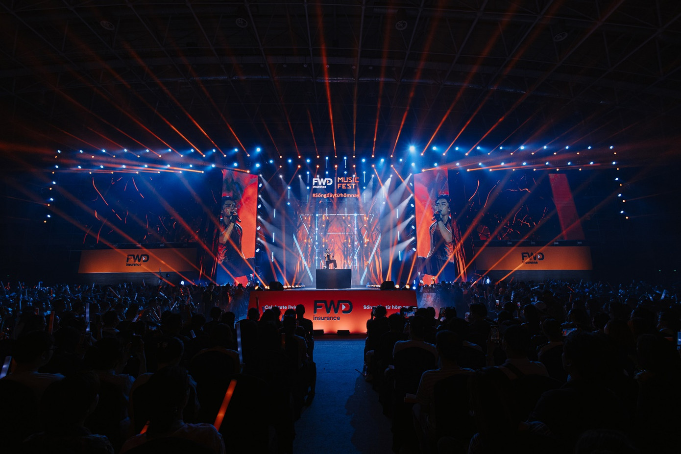 Ngay từ những phút đầu tiên, MONO đã khuấy động sân khấu với bản hit làm nên tên tuổi của mình. Ngay từ những phút đầu tiên, MONO đã khuấy động sân khấu với bản hit làm nên tên tuổi của mình.