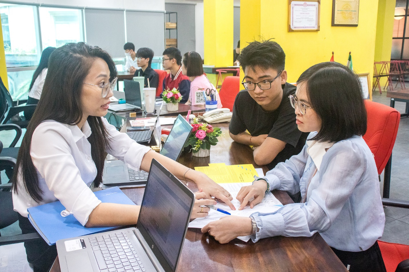 Phụ huynh và học sinh làm thủ tục đăng ký xét tuyển và nhập học ngay sau khi kết thúc chương trình.