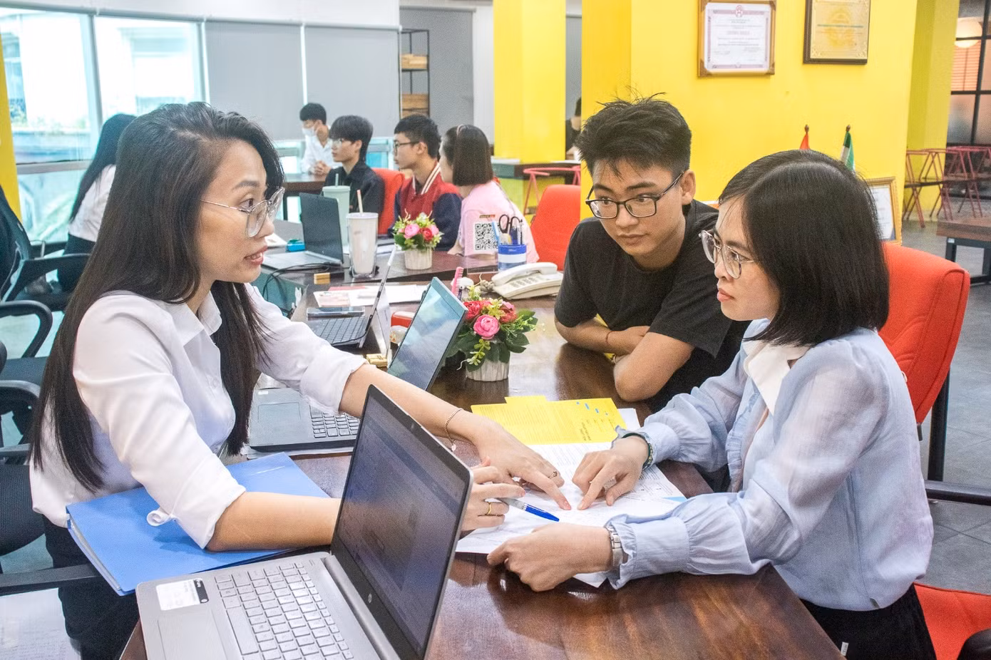 Phụ huynh và học sinh làm thủ tục đăng ký xét tuyển và nhập học ngay sau khi kết thúc chương trình.
