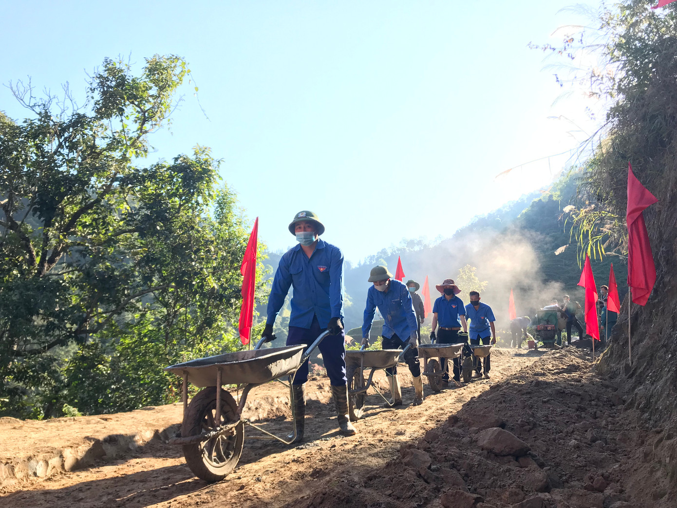 Thanh niên Mù Cang Chải hăng hái trong hoạt động làm đường giao thông nông