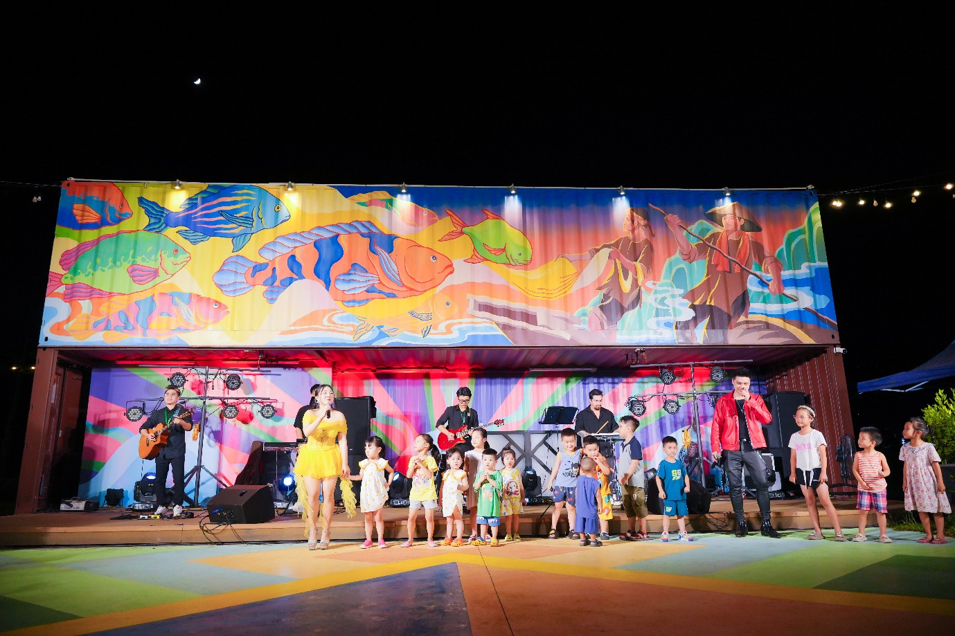 Bên cạnh đó, ban tổ chức cũng mang đến nhiều tiết mục thú vị như múa lửa, ban nhạc biểu diễn và tương tác cùng khán giả, DJ, bóng hề...