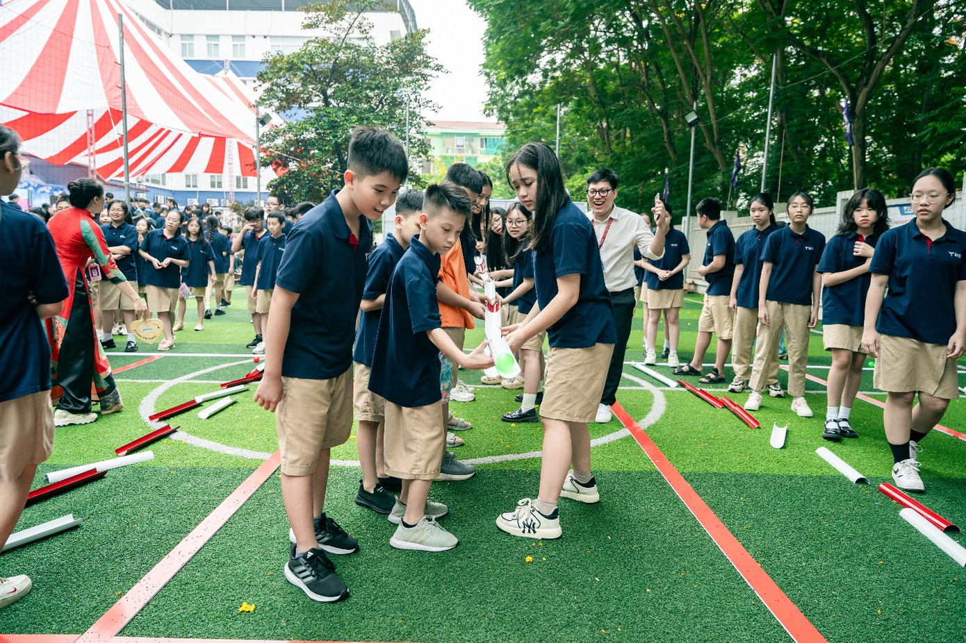 Các em học sinh của Trường THCS Thực nghiệm Victory, Hà Nội, Việt Nam trong một giờ ngoại khóa