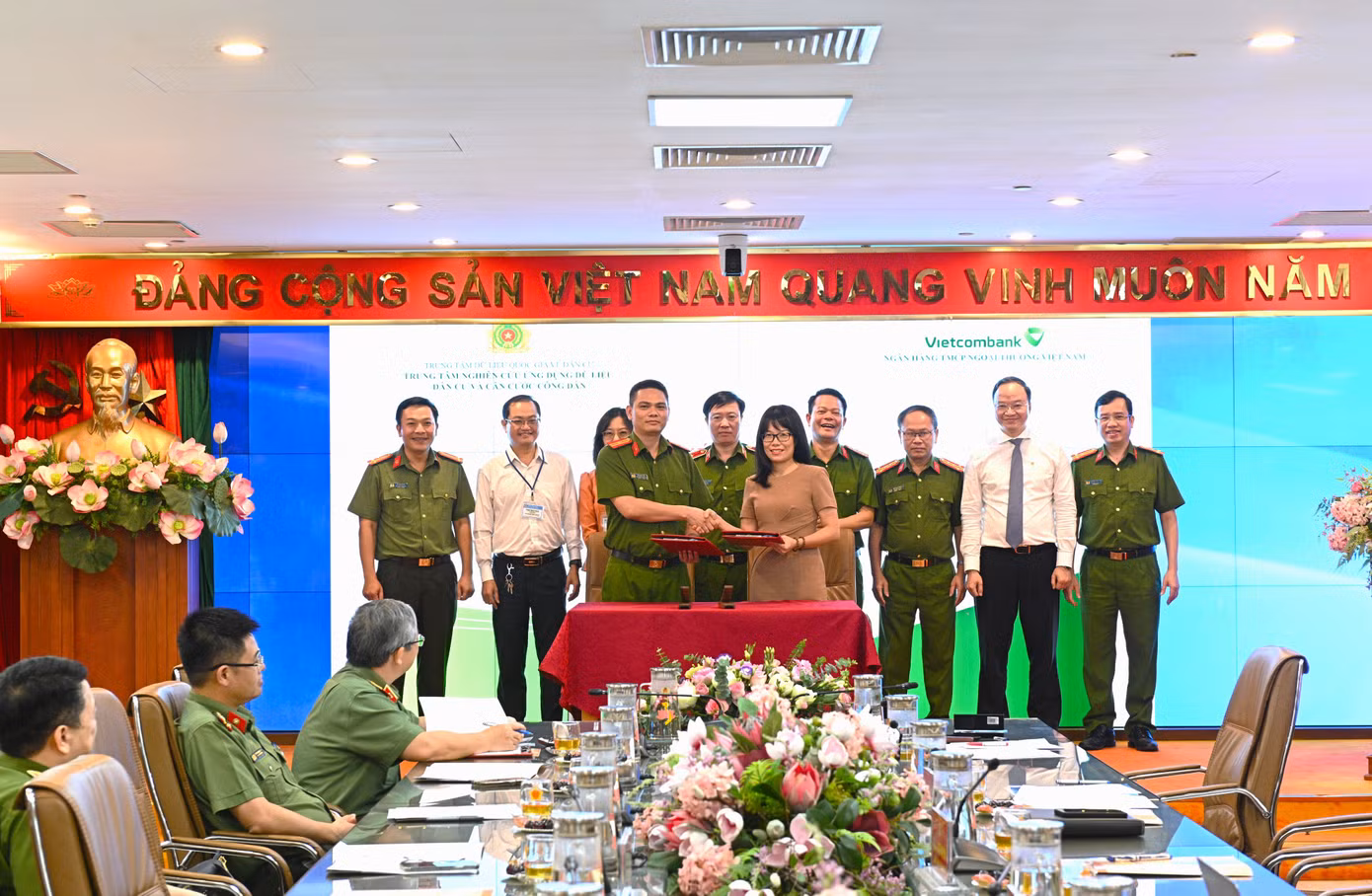 Lễ ký kết "Dịch vụ xác thực điện tử" giữa Vietcombank và Trung tâm Nghiên cứu, ứng dụng dữ liệu dân cư và căn cước công dân (RAR)