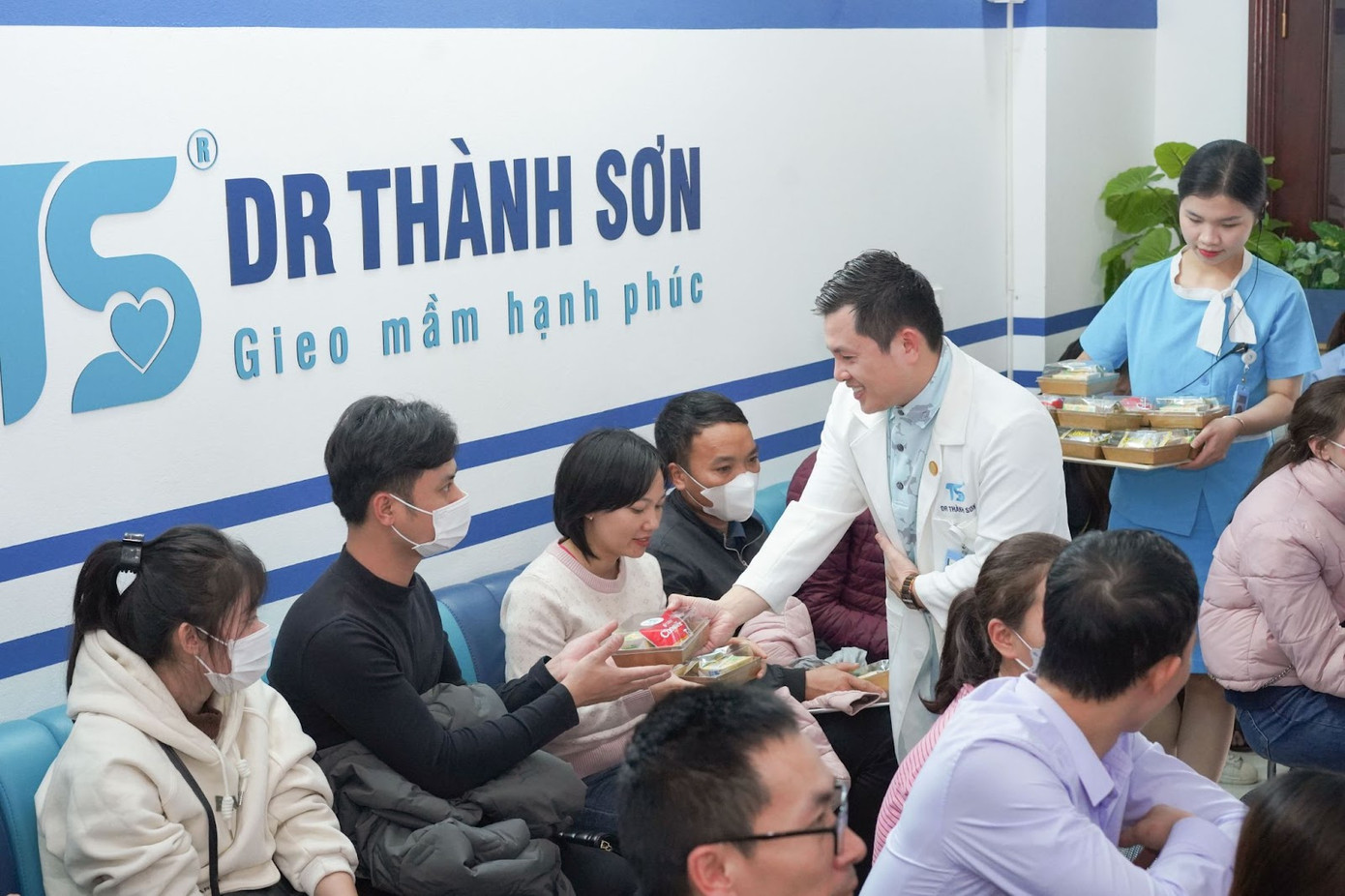 Hình ảnh bác sĩ Thành Sơn làm việc tại phòng khám