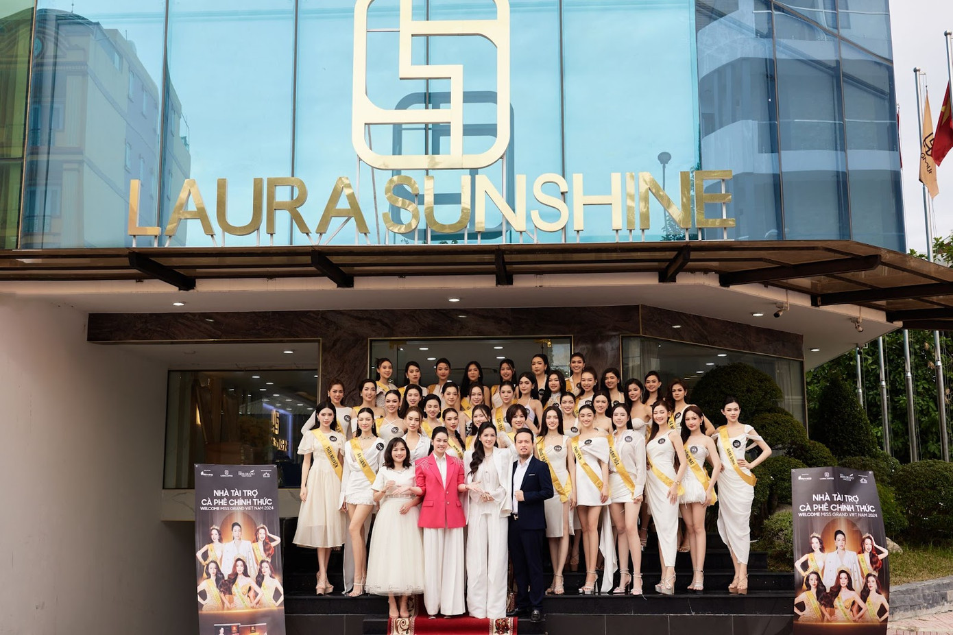 Top 36 thí sinh xuất sắc nhất của Miss Grand Vietnam 2024 tại trụ sở Laura Coffee