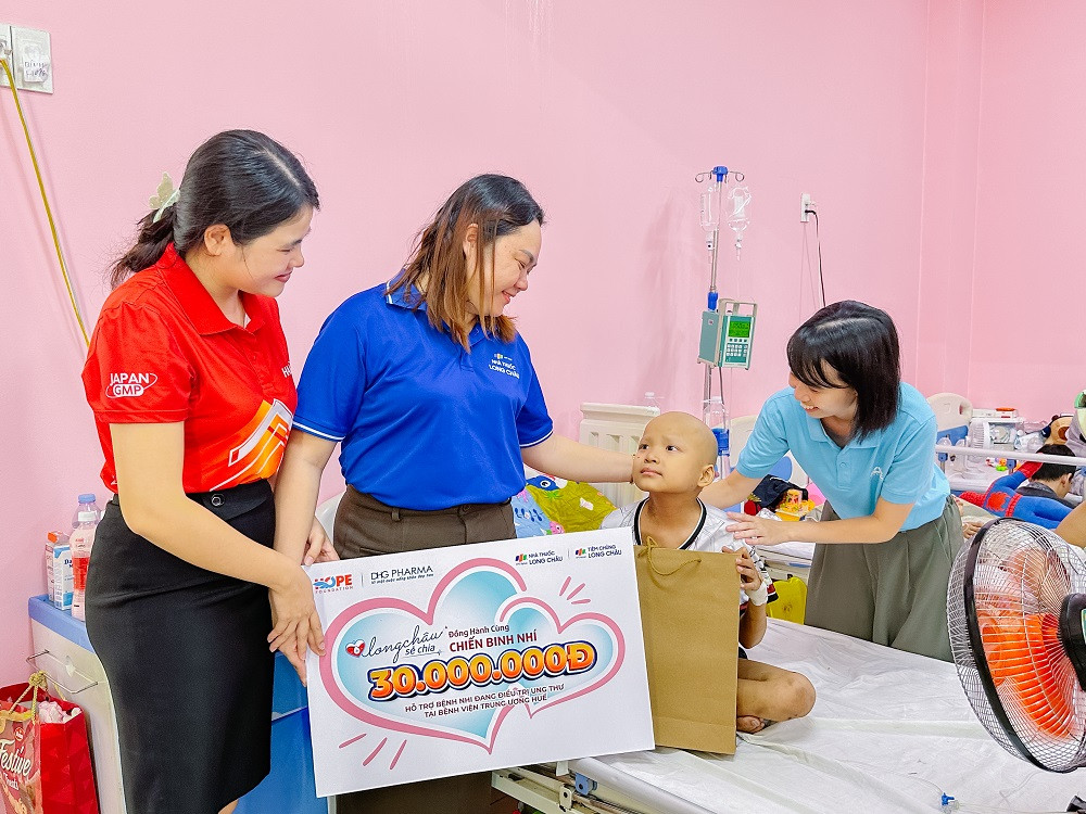 Bệnh nhi đang điều trị tại Bệnh viện TW Huế nhận được hỗ trợ từ dự án “Đồng Hành Cùng Chiến Binh Nhí".