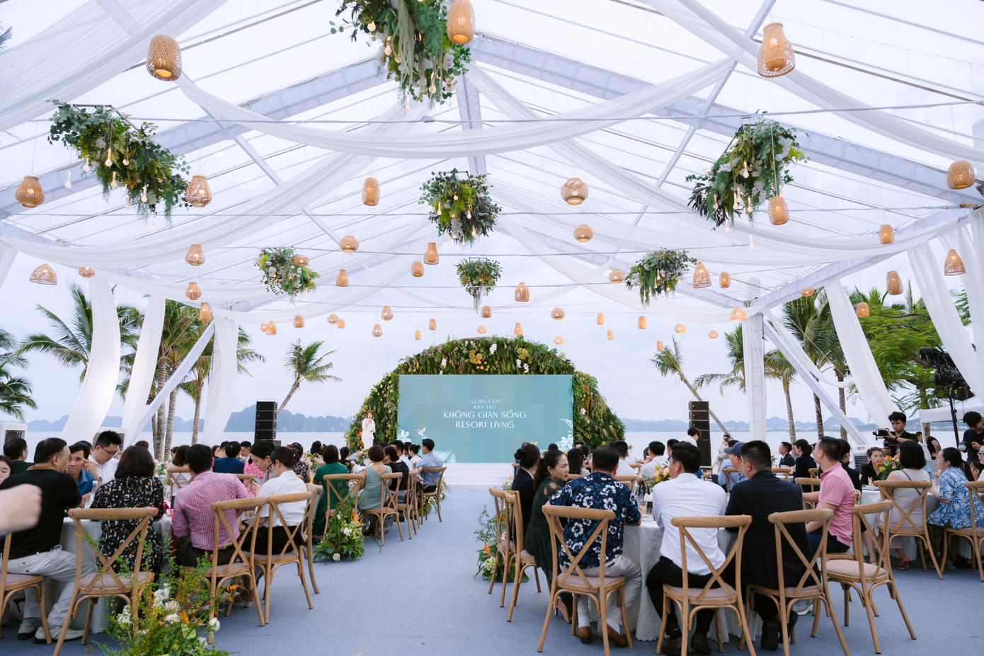 Sự kiện “Sunset Cocktail: Mùa hè bất tận bên vịnh biển” diễn ra dưới ánh hoàng hôn bên bờ vịnh chiều ngày 27/7 và tiếp đón gần 100 khách hàng thượng lưu. Ảnh: BIM Land.