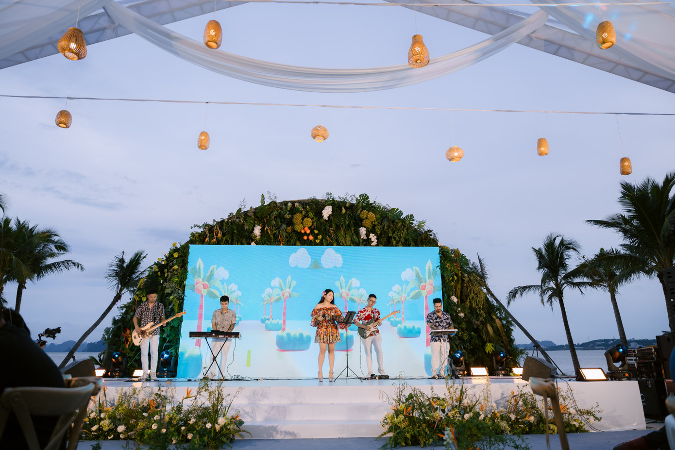 Những giai điệu du dương trong ánh hoàng hôn huyền ảo của vịnh di sản đã để lại những ấn tượng khó phai với khách hàng. Ảnh: BIM Land.