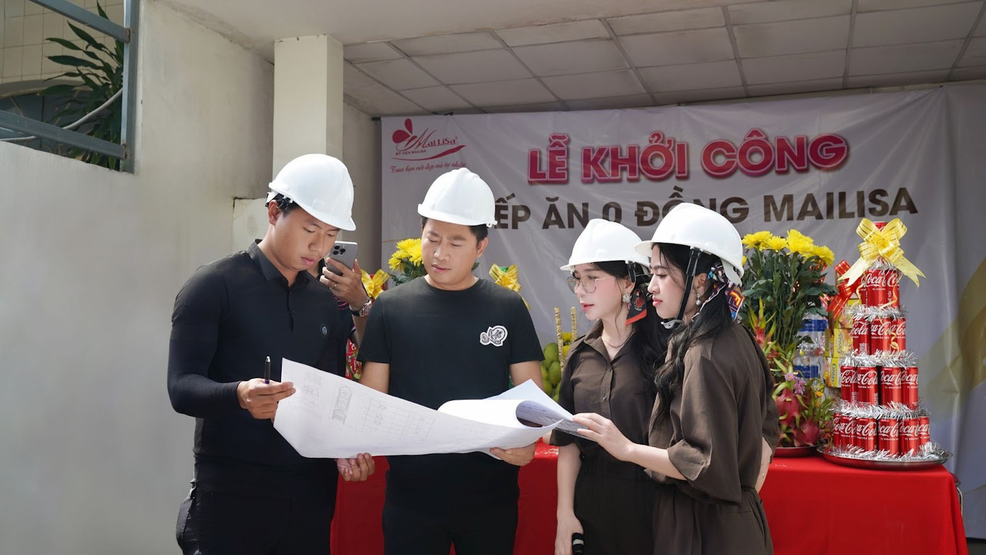 Ban Giám đốc Mailisa cùng kiến trúc sư xem xét bản vẽ thiết kế của bếp ăn 0 đồng Ban Giám đốc Mailisa cùng kiến trúc sư xem xét bản vẽ thiết kế của bếp ăn 0 đồng