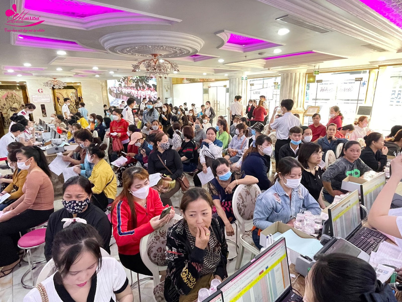 Lượng khách hàng tại Mailisa lúc nào cũng đông như trẩy hội