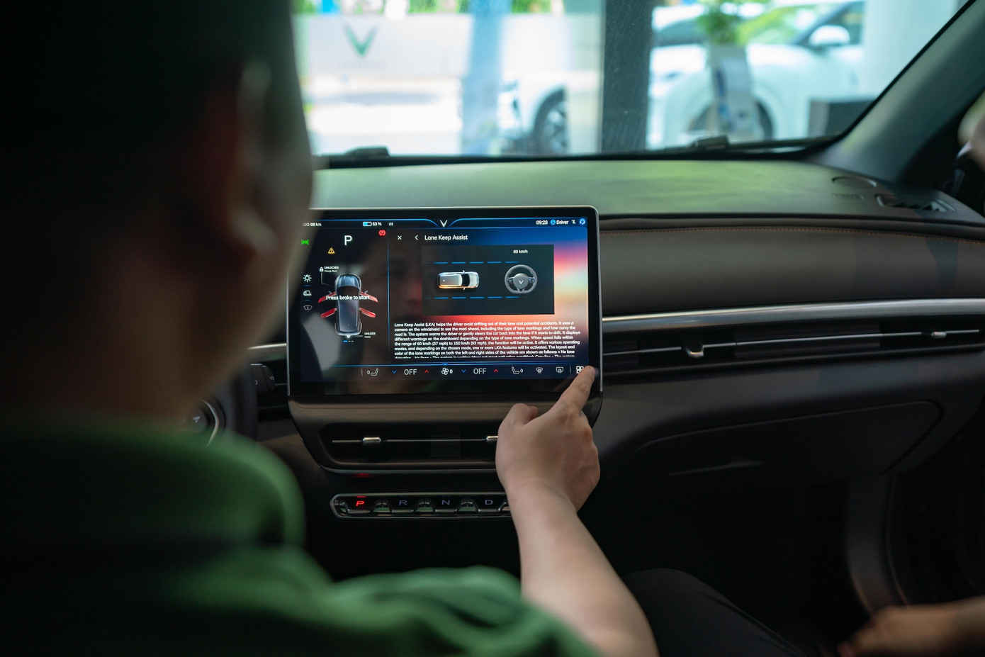 Nhiều khách lái thử tại sự kiện đã chốt “xuống cọc” VF 6 ngay trong ngày 27/7. Nhiều khách lái thử tại sự kiện đã chốt “xuống cọc” VF 6 ngay trong ngày 27/7.