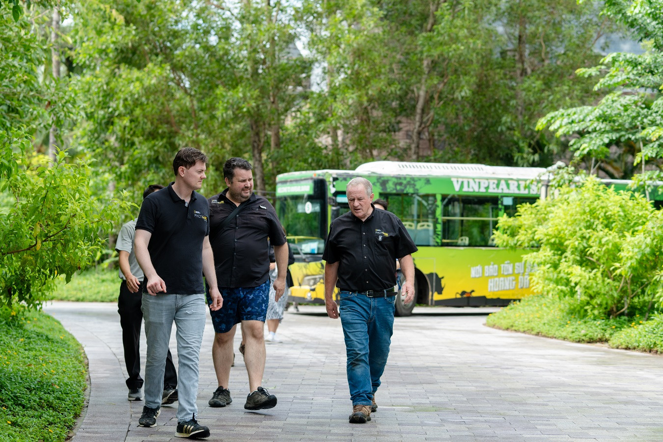 “Tôi đã nghe rất nhiều nhận xét tích cực về Vinpearl Safari Phú Quốc từ những người bạn làm việc trong các vườn thú trên khắp châu Âu. Ở đây có nhiều loài chưa từng xuất hiện trên kênh của chúng tôi, cũng như điều kiện, môi trường làm việc tốt và an toàn hàng đầu đã thúc giục chúng tôi cần phải tới đây” – nhà sáng lập The Photo Ark chia sẻ.