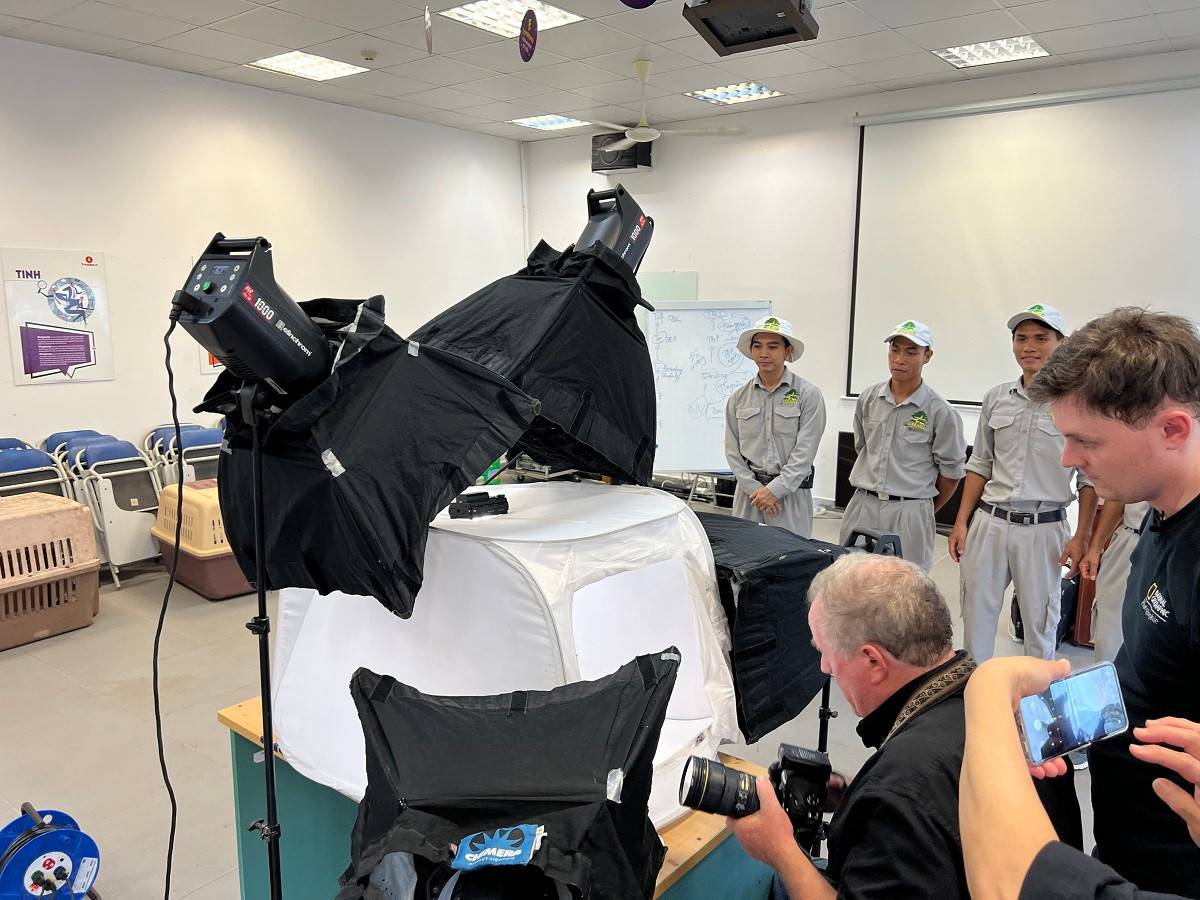 Khác với các dự án nhiếp ảnh thông thường, The Photo Ark hấp dẫn người xem toàn thế giới nhờ phong cách tái hiện vẻ đẹp chân thực của động vật trong các “studio di động”. Bất kể hình dạng của chúng ra sao, mỗi con vật đều được đối xử công bằng, tràn đầy tình yêu thương và sự tôn trọng.