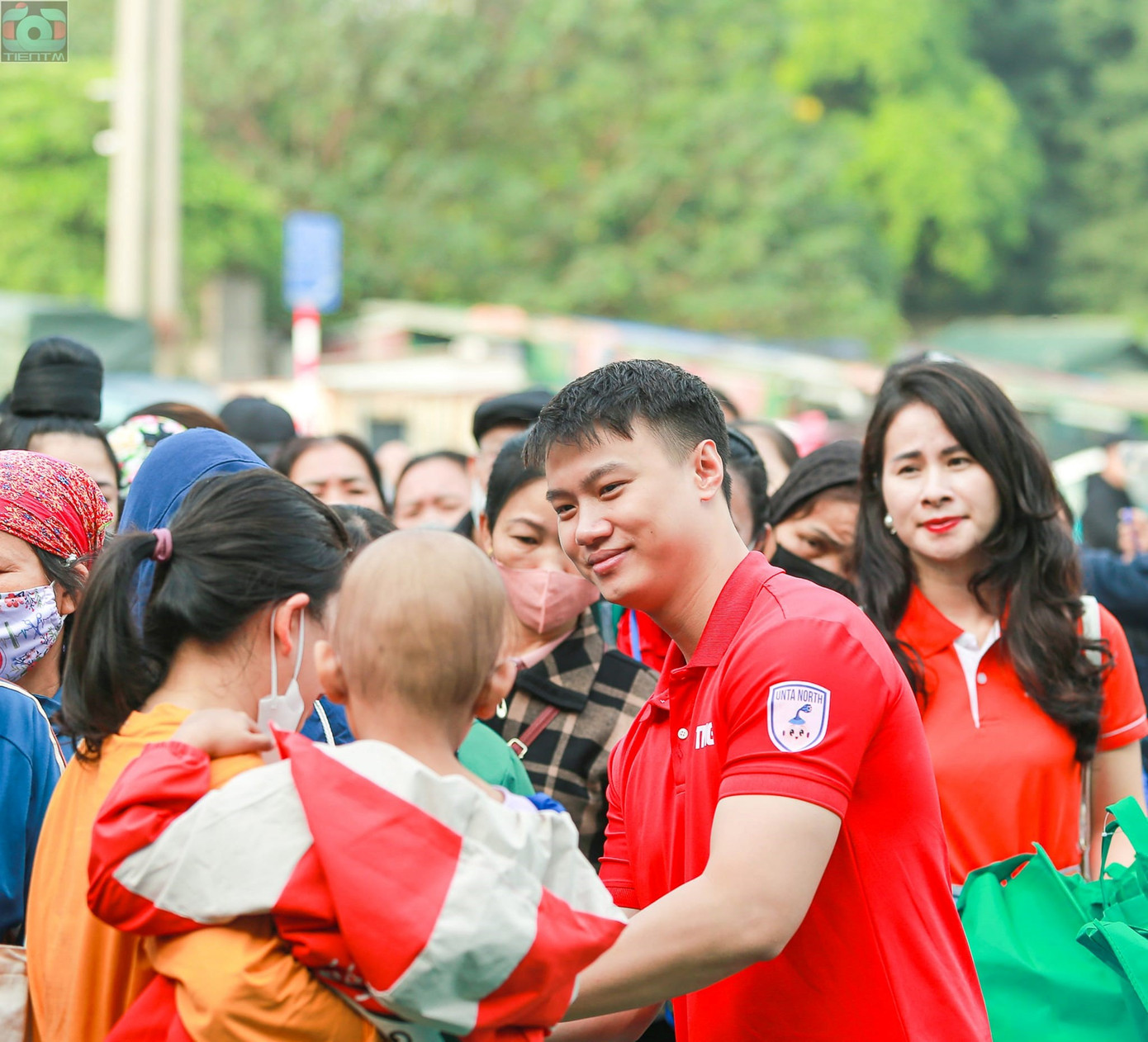 Nụ cười ấm áp của người ROX Group khi tham gia các hoạt động CSR Nụ cười ấm áp của người ROX Group khi tham gia các hoạt động CSR