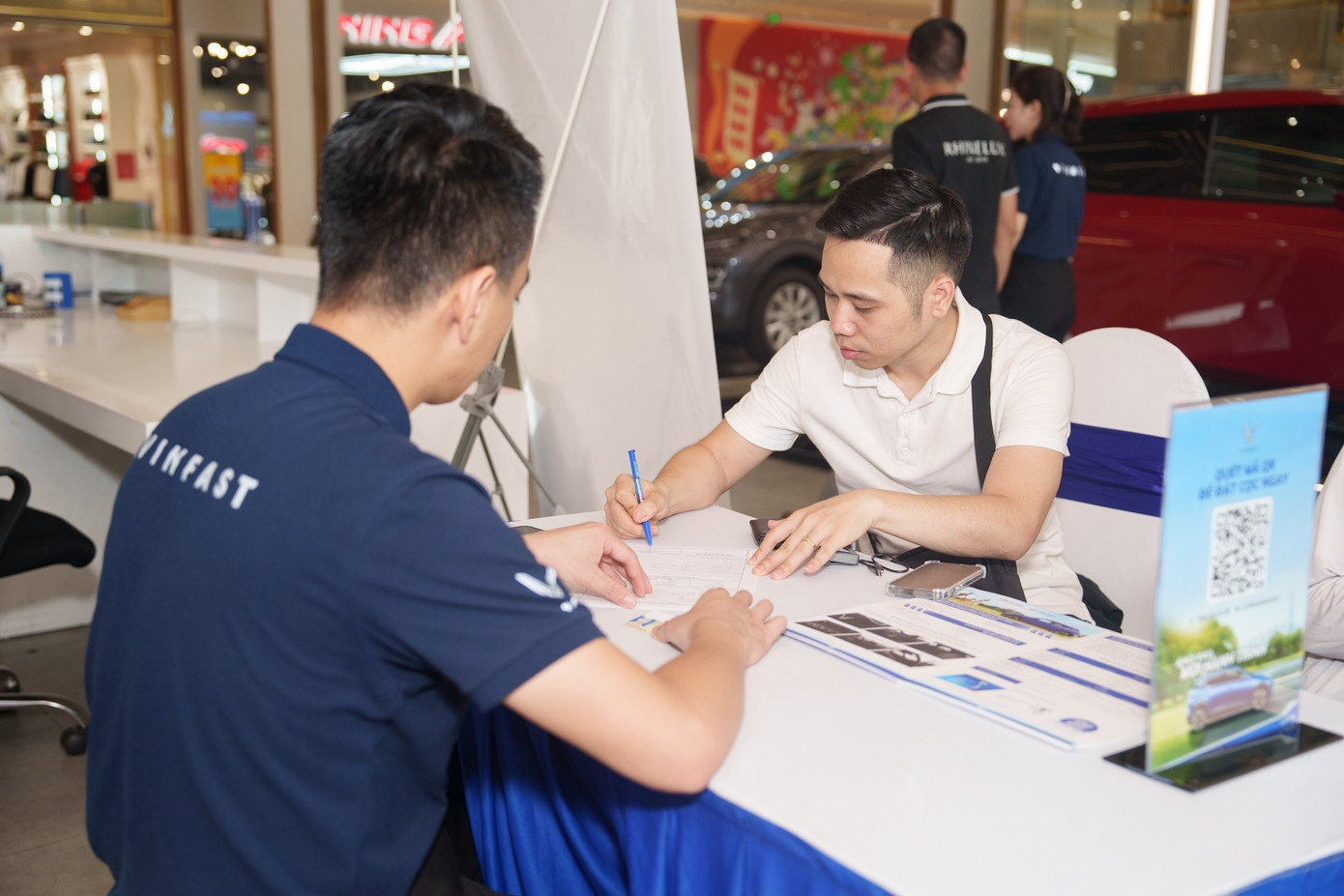 Chuỗi sự kiện “Ngày hội trải nghiệm VF 6” thu hút sự quan tâm của khách hàng. Chuỗi sự kiện “Ngày hội trải nghiệm VF 6” thu hút sự quan tâm của khách hàng.