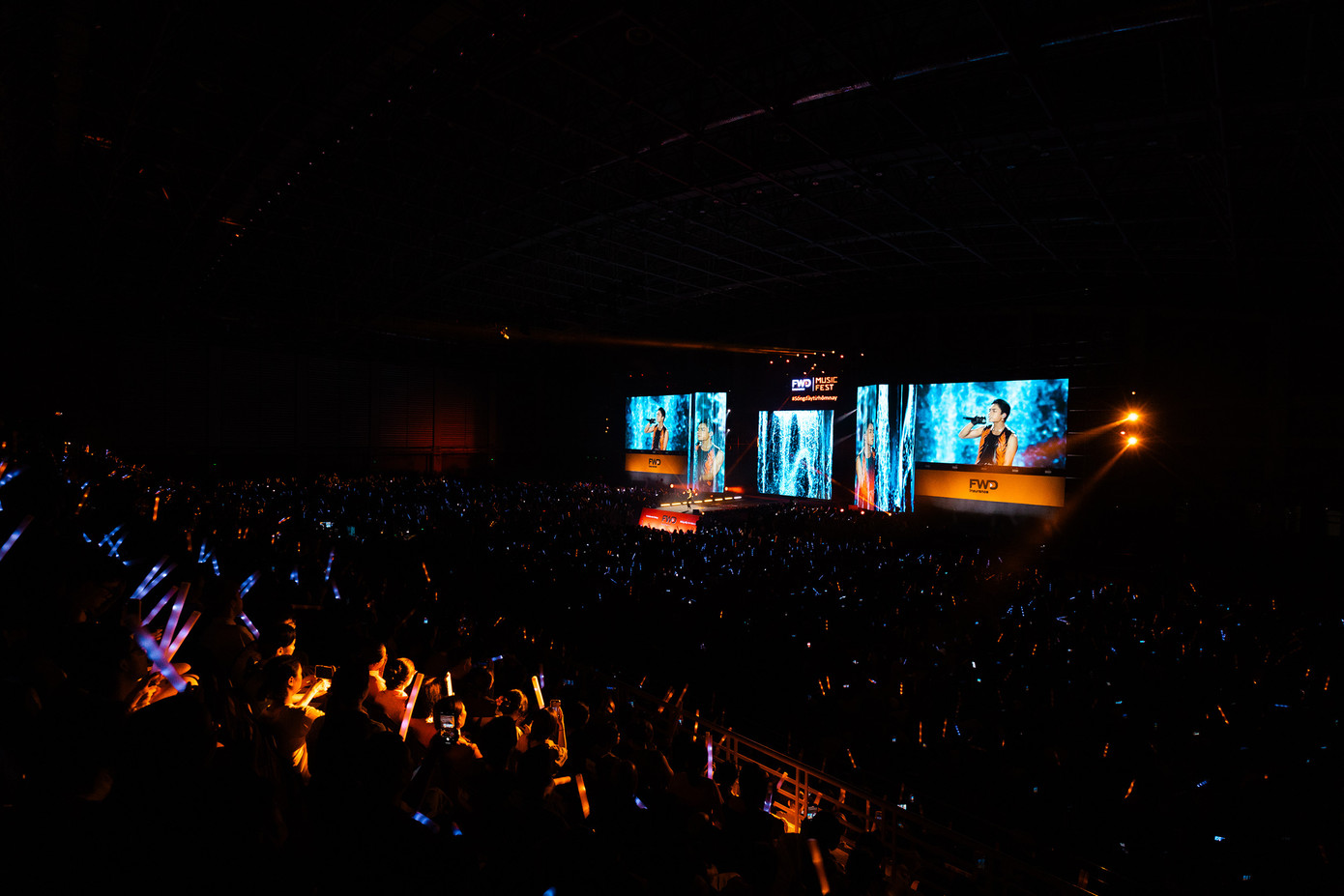 Sự xuất hiện mở màn cho chương trình của MONO mang đến không khí tươi trẻ và vô cùng hứng khởi.