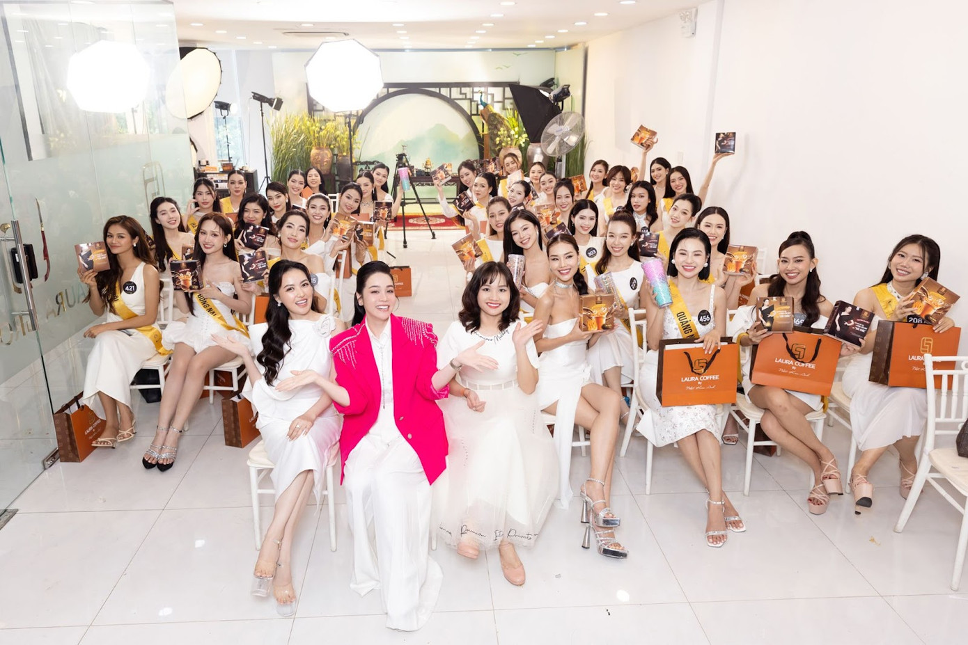36 thí sinh Miss Grand Vietnam 2024 rạng rỡ tỏa sáng cùng Ban lãnh đạo Laura Group