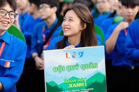 Hình ảnh các “chiến sĩ” tình nguyện Đại học Bách khoa Hà Nội hân hoan chuẩn bị cho một mùa hè rực rỡ