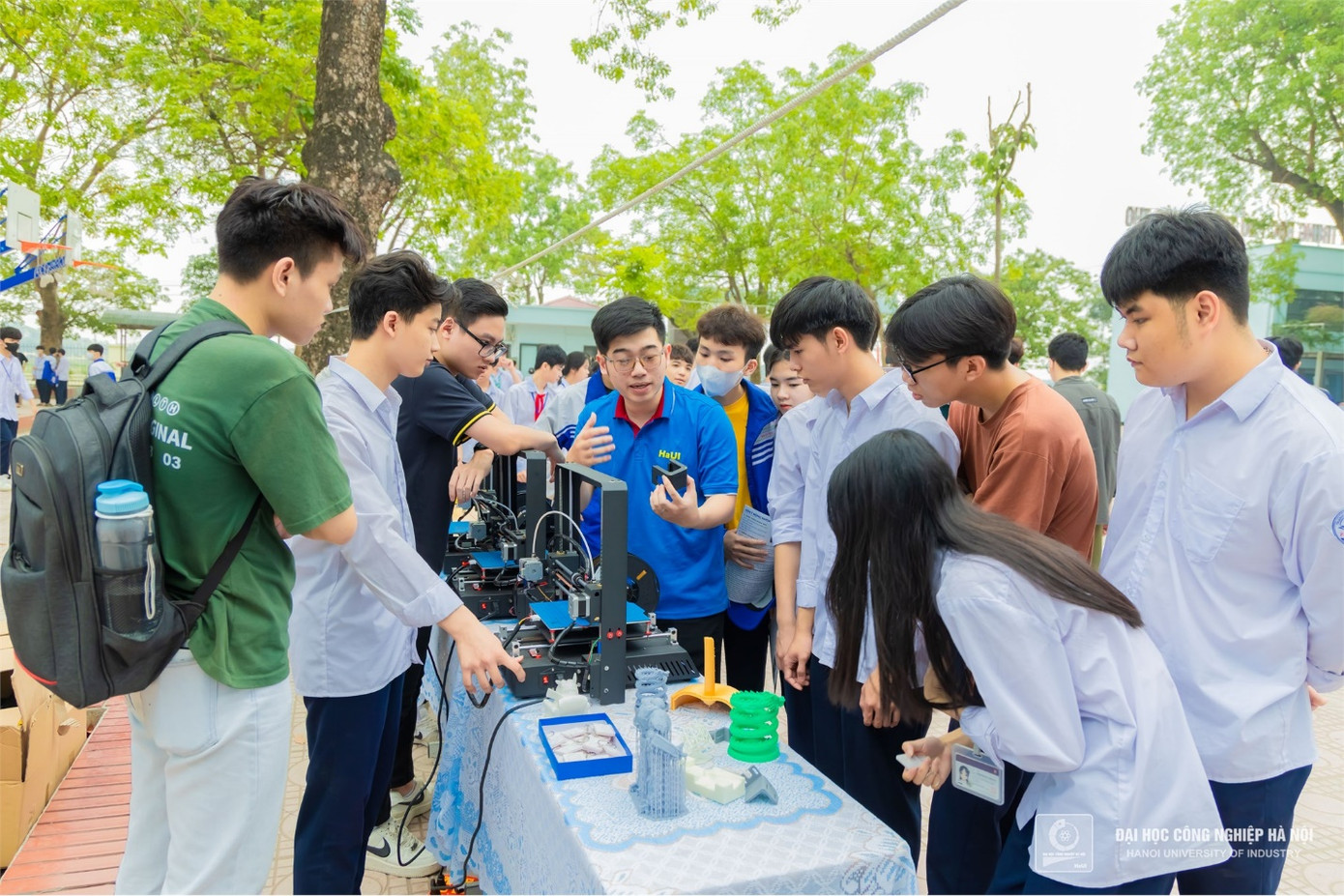 PGS.TS. Hoàng Tiến Dũng - Hiệu trưởng Trường Cơ khí - Ô tô, Đại học Công nghiệp Hà Nội, thầy Nguyễn Thanh Hải - Phó Trưởng phòng Giáo dục và Đào tạo huyện Phúc Thọ tham quan gian hàng sản phẩm sáng tạo STEM