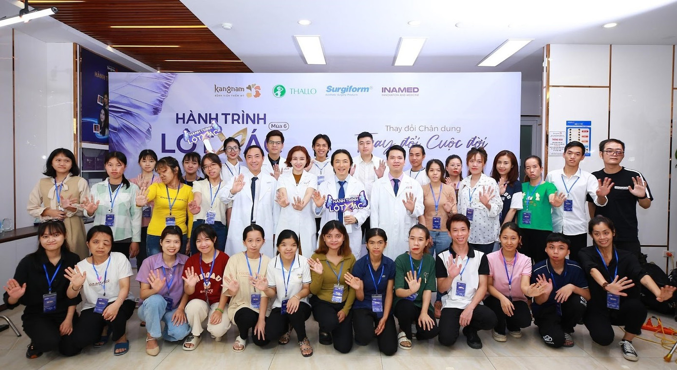 Ekip bác sĩ thẩm mỹ Kangnam chụp hình cùng các thí sinh