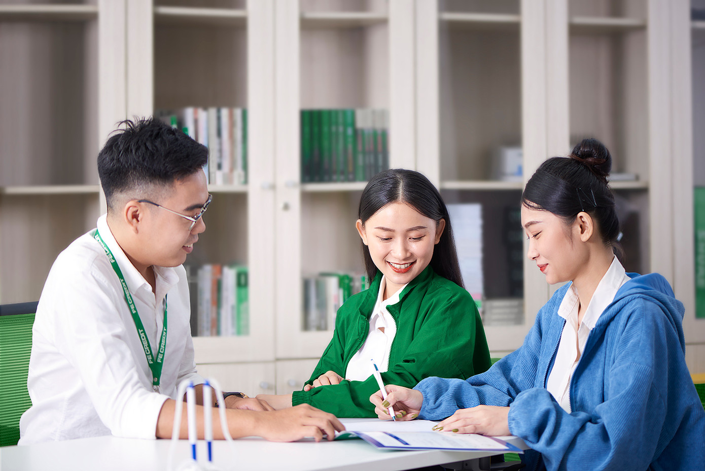 FE CREDIT thực hiện các chương trình khuyến khích khách hàng thanh toán đúng hạn hoặc thanh toán sớm để có cơ hội nhận được các giải thưởng giá trị và nhiều quyền lợi khác FE CREDIT thực hiện các chương trình khuyến khích khách hàng thanh toán đúng hạn hoặc thanh toán sớm để có cơ hội nhận được các giải thưởng giá trị và nhiều quyền lợi khác