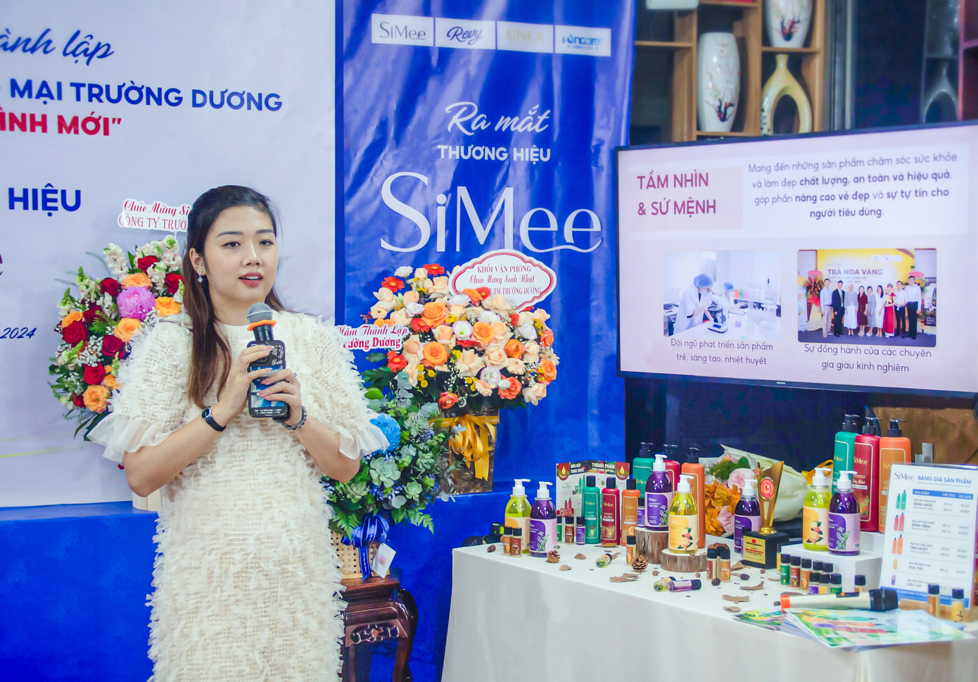 Bà Nguyễn Thuỳ Dương, Giám đốc Công ty Cổ phần Đầu tư Thương mại Trường Dương công bố nhận diện thương hiệu làm đẹp SiMee và các dòng sản phẩm dầu gội thảo dược, sữa tắm nước hoa mới