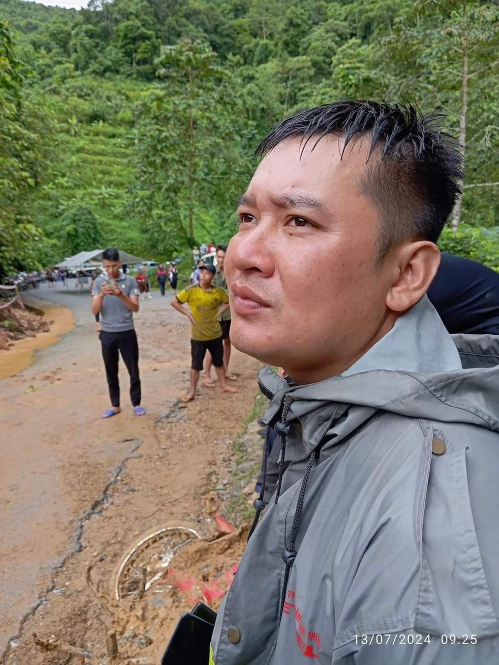 Anh Tài sau khi hỗ trợ xe khách gặp nạn Anh Tài sau khi hỗ trợ xe khách gặp nạn