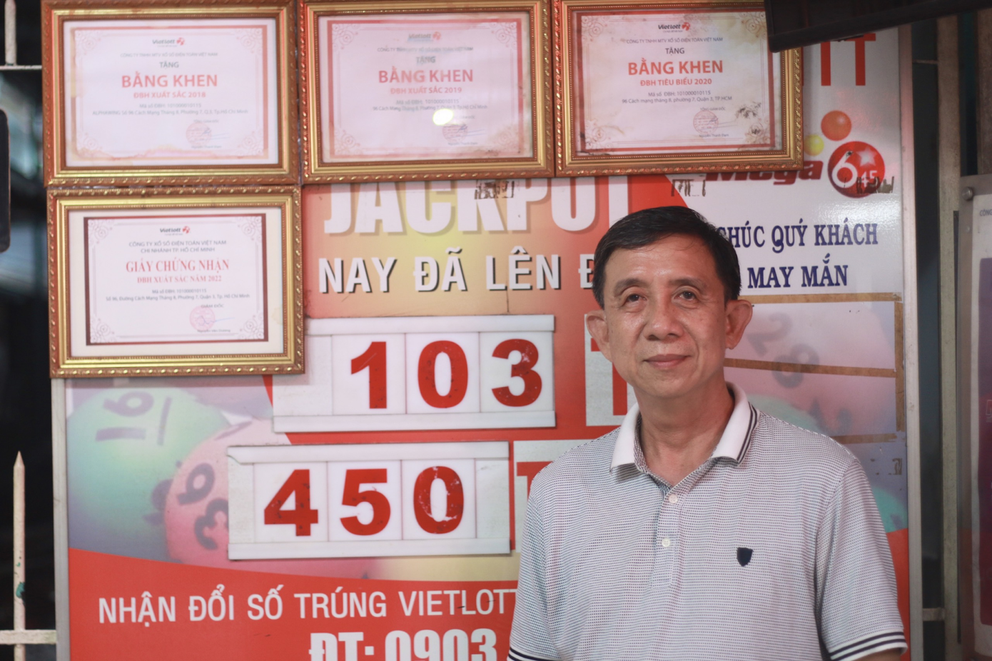 Điểm bán của ông Đệ nhận nhiều bằng khen, chứng nhận điểm có doanh thu tốt trong nhiều năm nay.