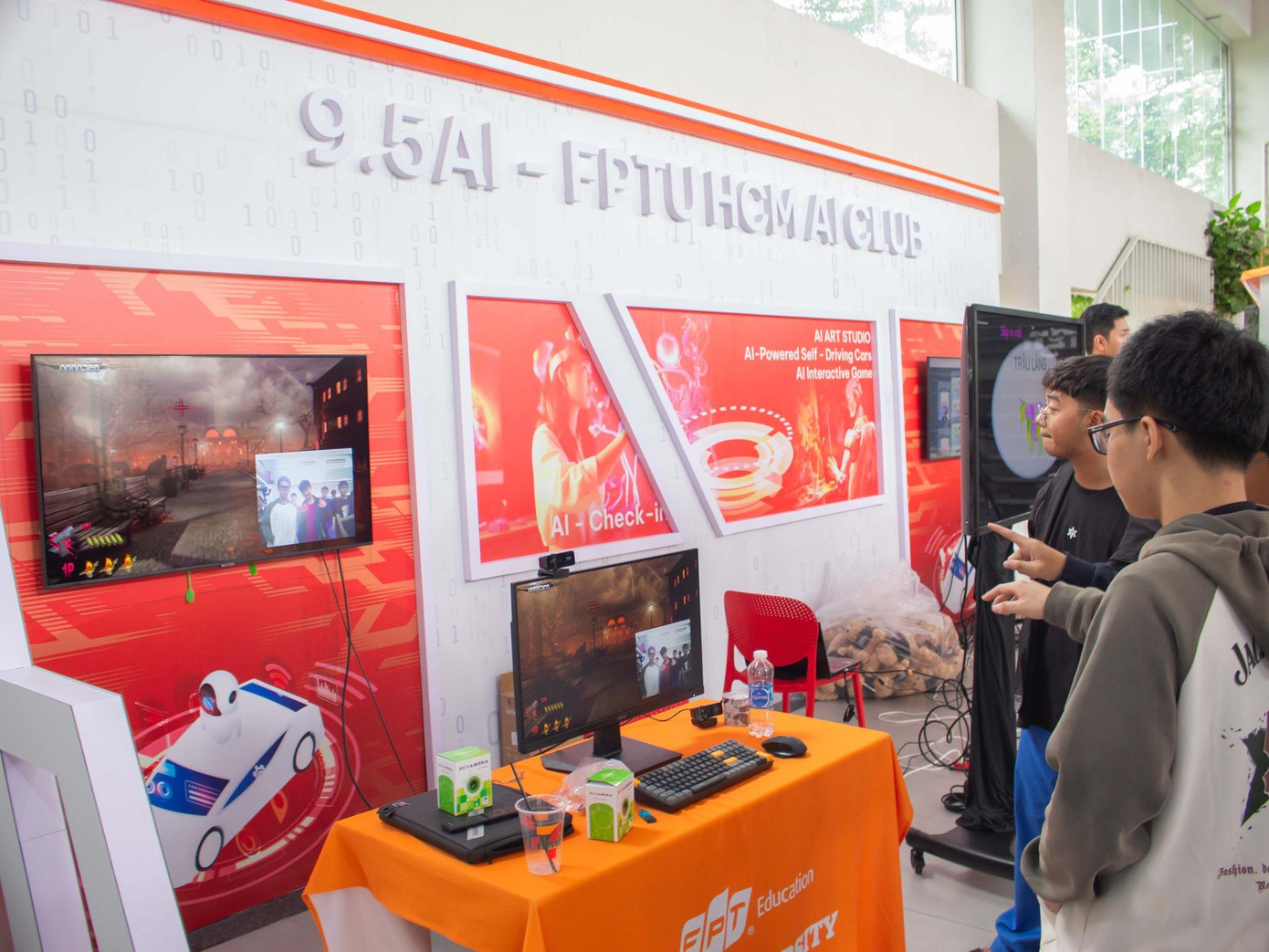 Sinh viên Trường ĐH FPT tham gia ngày hội công nghệ Ảnh: Trường ĐH FPT