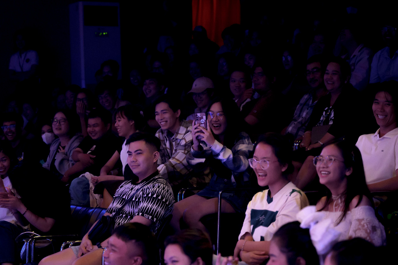 Khán giả đã có một buổi cười sảng khoái từ những tình tiết của vở kịch Khán giả đã có một buổi cười sảng khoái từ những tình tiết của vở kịch