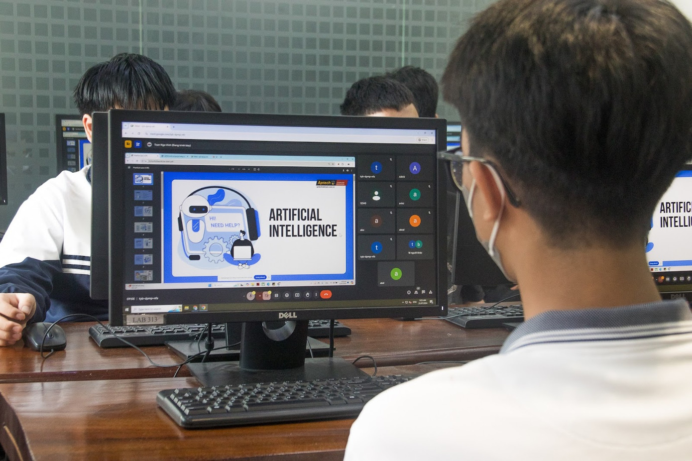 Một buổi học thực tế về AI của sinh viên Aptech