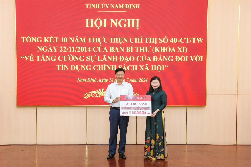 Đại diện Agribank, Tổng Giám đốc Phạm Toàn Vượng trao 10 tỷ đồng tài trợ hoạt động an sinh xã hội làm nhà cho người nghèo, đối tượng chính sách Đại diện Agribank, Tổng Giám đốc Phạm Toàn Vượng trao 10 tỷ đồng tài trợ hoạt động an sinh xã hội làm nhà cho người nghèo, đối tượng chính sách