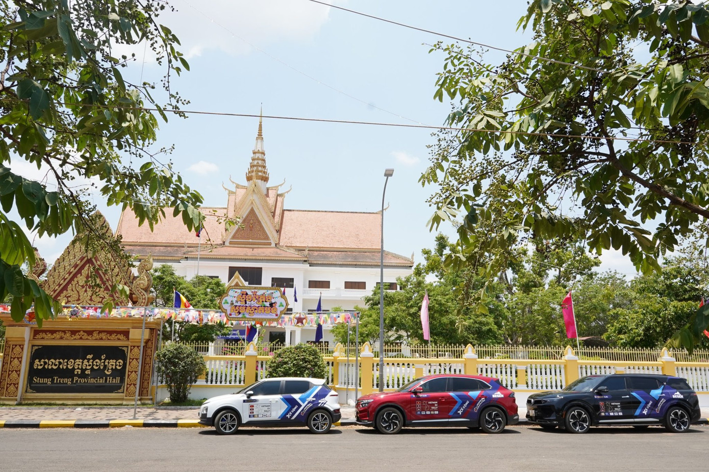 Hành trình “phượt” xuyên Đông Dương của đoàn anh Trọng đã gây bất ngờ cho cộng đồng mạng.