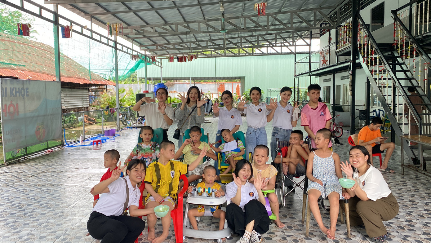 Đạo diễn Luk Vân và nhóm Mật cho các bé ăn trưa Đạo diễn Luk Vân và nhóm Mật cho các bé ăn trưa