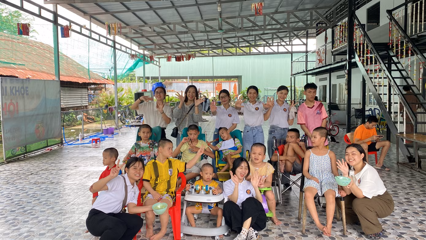 Đạo diễn Luk Vân và nhóm Mật cho các bé ăn trưa