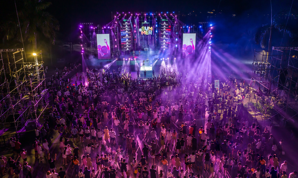 Hơn 12,000 lượt du khách đổ về Halong Marina trong Lễ hội mùa hè Hi!Summer từ 31/5 – 2/6 do BIM Group tổ chức. Hơn 12,000 lượt du khách đổ về Halong Marina trong Lễ hội mùa hè Hi!Summer từ 31/5 – 2/6 do BIM Group tổ chức.