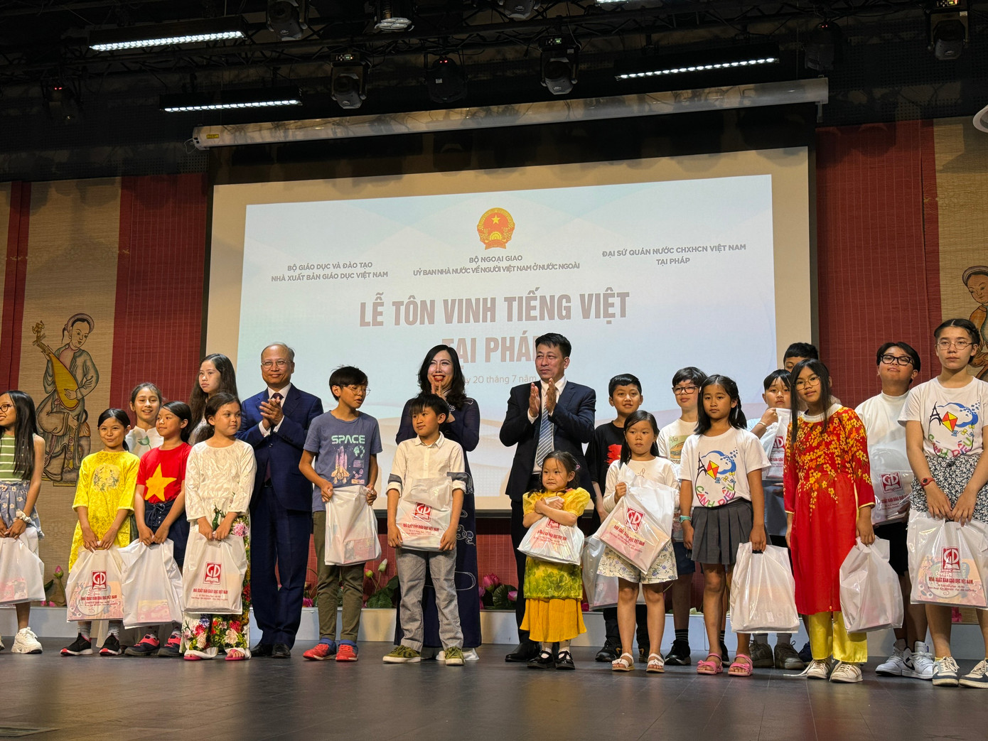 Tặng quà cho các cháu thanh thiếu niên nhân dịp Lễ Tôn vinh Tiếng Việt Tặng quà cho các cháu thanh thiếu niên nhân dịp Lễ Tôn vinh Tiếng Việt