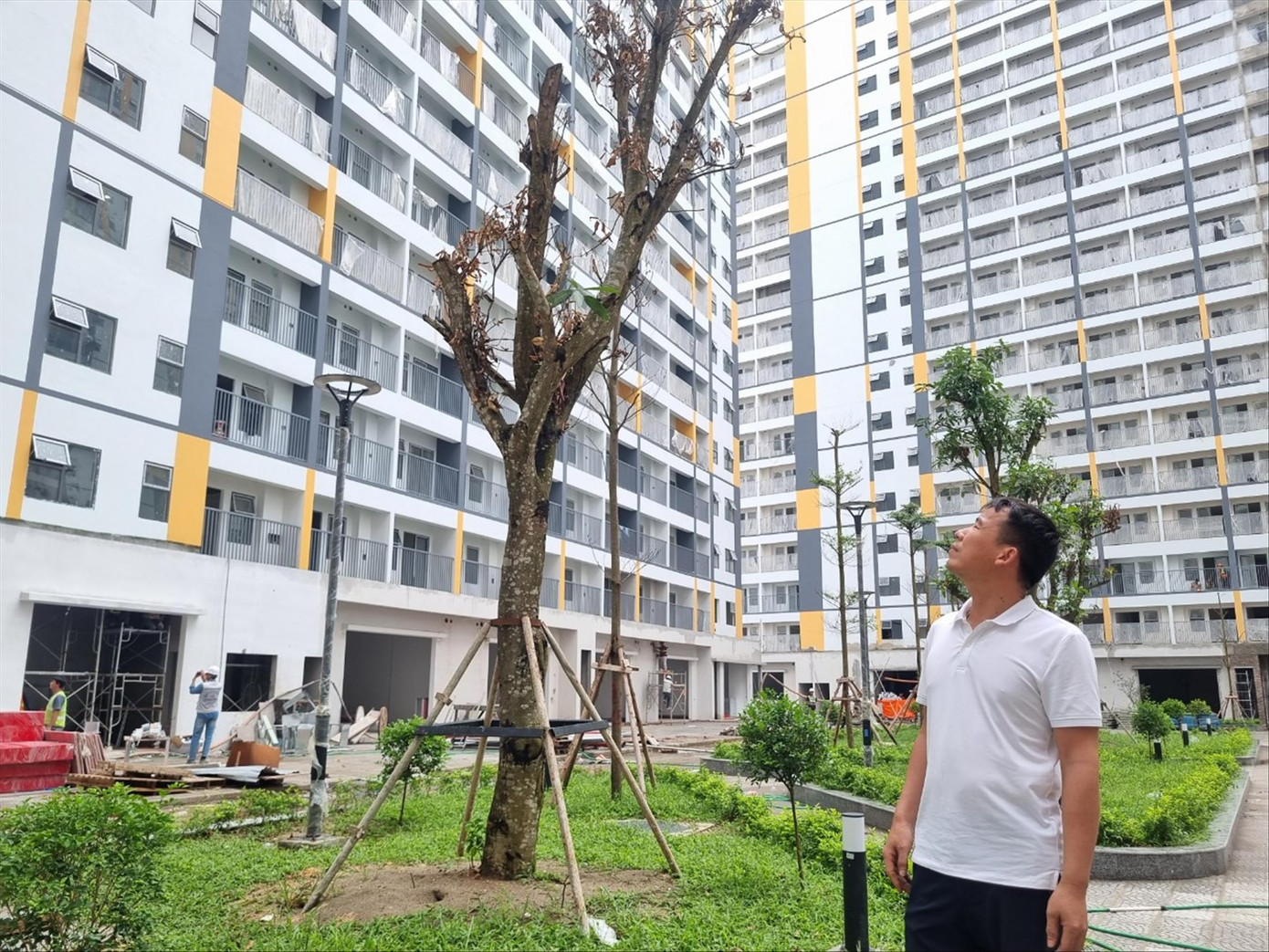 Công nhân mong ngóng gói tín dụng lãi suất 4,8%/năm sớm được triển khai để mua NƠXH. Ảnh: Ngọc Mai