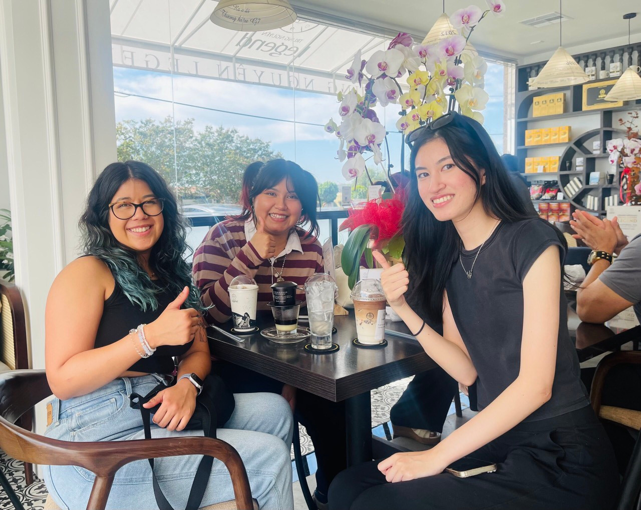 Ly cà phê sữa đá, “một trải nghiệm hấp dẫn về văn hóa cà phê Việt Nam” (theo Discovery) luôn được khách hàng quốc tế yêu thích trải nghiệm tại các không gian cà phê Trung Nguyên Legend tại Mỹ, Trung Quốc. Ly cà phê sữa đá, “một trải nghiệm hấp dẫn về văn hóa cà phê Việt Nam” (theo Discovery) luôn được khách hàng quốc tế yêu thích trải nghiệm tại các không gian cà phê Trung Nguyên Legend tại Mỹ, Trung Quốc.