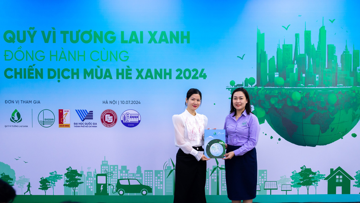 TS. Lê Thái Hà cùng bà Hứa Thanh Hoa trao thỏa thuận hợp tác giữa Quỹ Vì tương lại xanh và Đại học Quốc gia Hà Nội trong chiến dịch Mùa hè xanh TS. Lê Thái Hà cùng bà Hứa Thanh Hoa trao thỏa thuận hợp tác giữa Quỹ Vì tương lại xanh và Đại học Quốc gia Hà Nội trong chiến dịch Mùa hè xanh