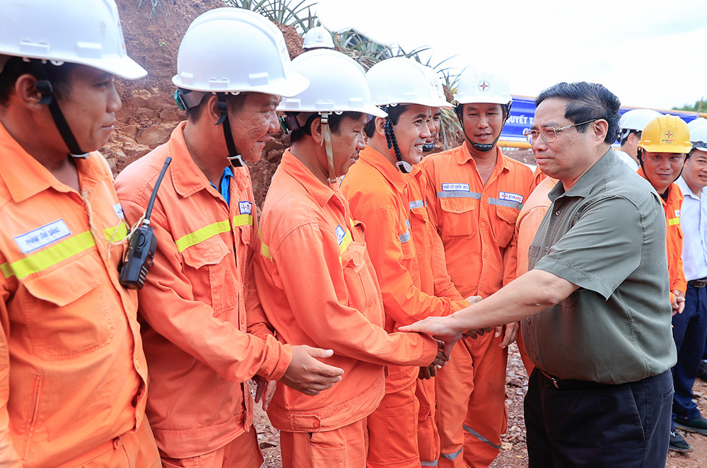 Thủ tướng Phạm Minh Chính thăm hỏi, động viên kỹ sư công nhân tham gia thi công Dự án đường dây 500kV mạch 3, tháng 6/2024 Thủ tướng Phạm Minh Chính thăm hỏi, động viên kỹ sư công nhân tham gia thi công Dự án đường dây 500kV mạch 3, tháng 6/2024