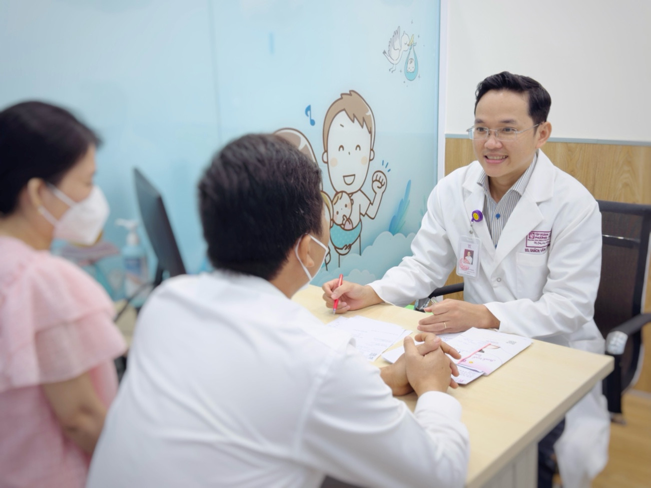 Bác Sĩ Quách Văn Thanh – Phó khoa hiếm muộn IVF Phương Châu đang thăm khám, tư vấn cho khách hàng