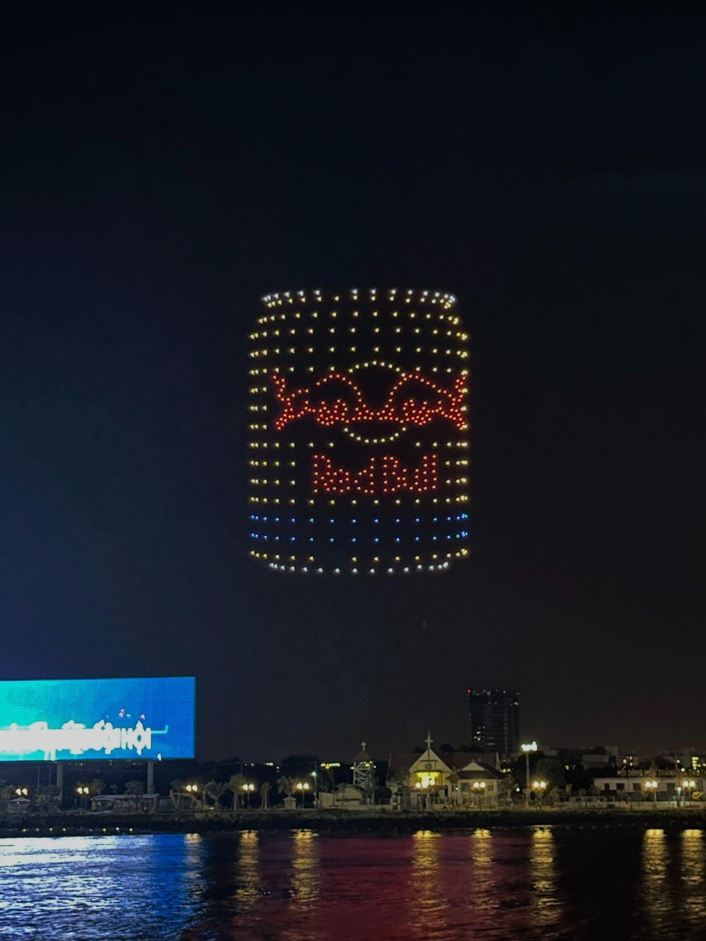 Mỗi Drone Show của Red Bull đều thu hút hàng chục ngàn bạn trẻ tham gia