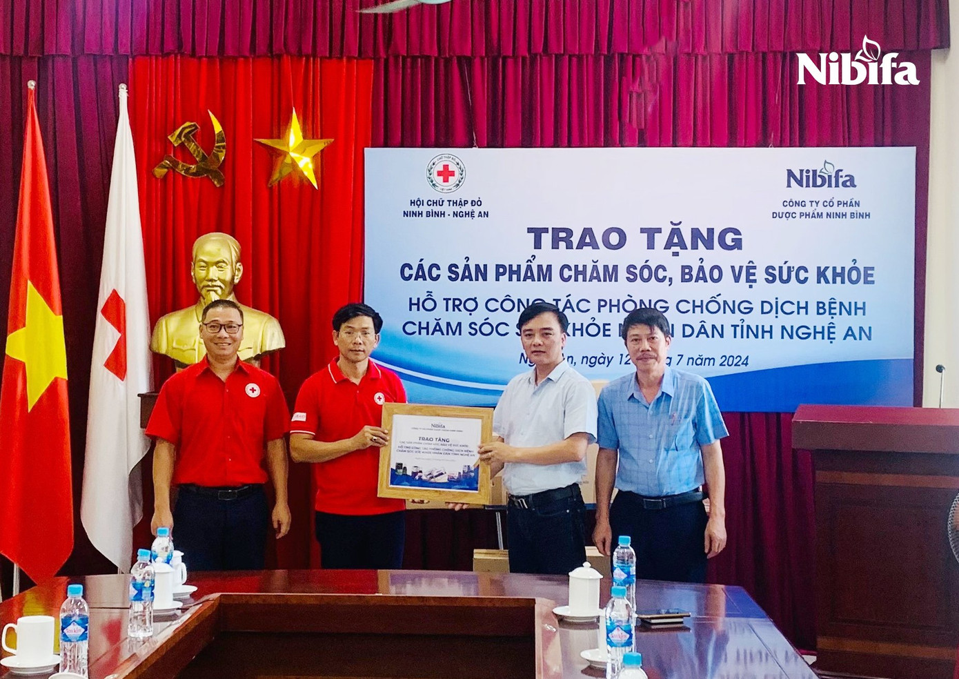 Ông Nguyễn Thanh Sơn – Tổng GĐ Nibifa trao quà cho Hội chữ thập đỏ tỉnh Nghệ An.